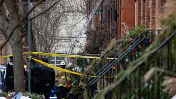 Bombero muere al colapsar un edificio en Filadelfia mientras cinco personas más son rescatadas de entre los escombros