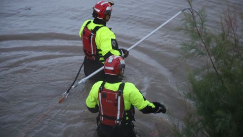 Bomberos de El Paso, Texas, han recuperado al menos cinco cuerpos de inmigrantes.