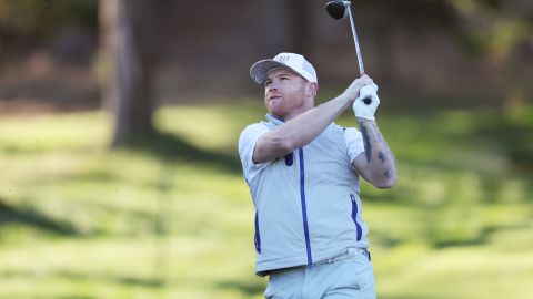 Canelo Álvarez jugando al golf.