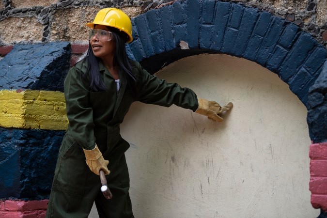 Yalitza Aparicio tomó el mazo y contribuyó la la reconstrucción de una casa hogar. (Discovery Familia)