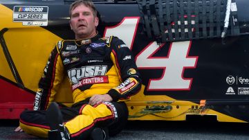 Clint Bowyer descansa luego de una de sus presentaciones en NASCAR.