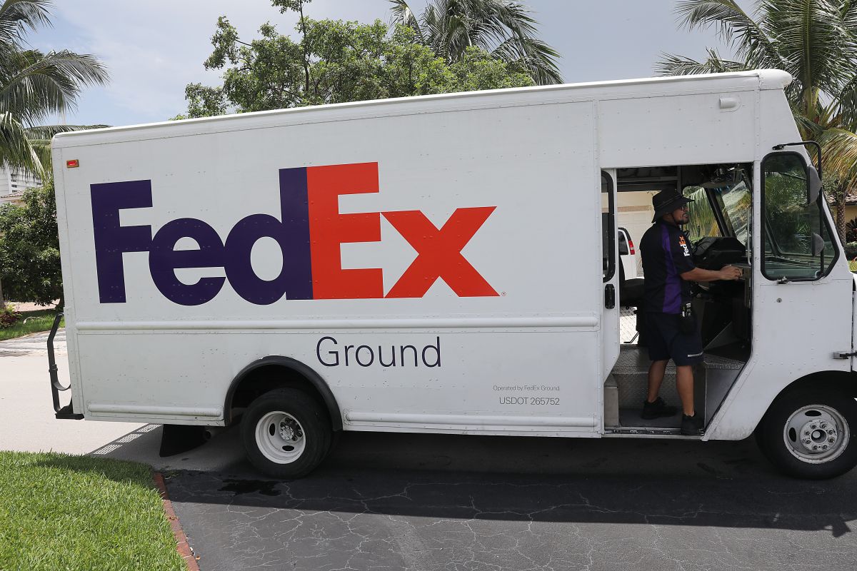 El conductor de FedEx y un pasajero también sufrieron heridas leves.