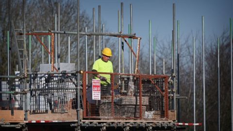 Construye su casa después de años y descubre momias enterradas en su patio