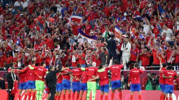 Costa Rica celebra su triunfo ante Nueva Zelanda y su clasificación al Mundial Qatar 2022.