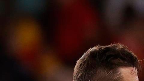 Cristiano Ronaldo saluda a César Azpilicueta.