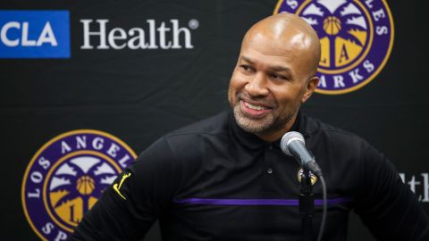 Derek Fisher en conferencia de Prensa con las Sparks.