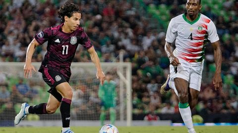 Diego Lainez disputa un balón contra Surinam.