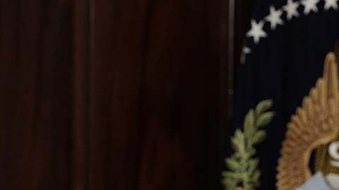 El presidente de EE.UU. firma la ley del control de armas.