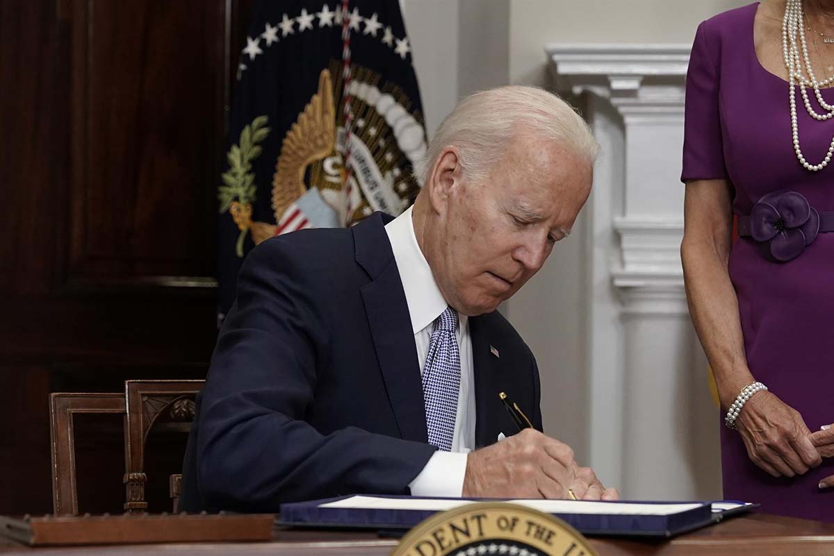 El presidente de EE.UU. firma la ley del control de armas.