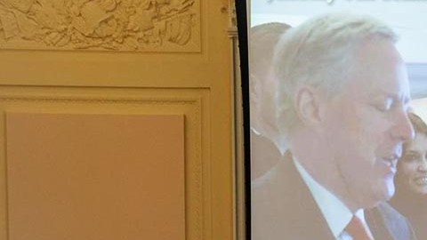 Este video fue transmitido en la sala donde se ve a Trump hablando con uno de sus asesores.