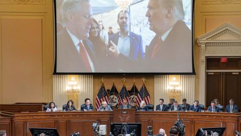 Este video fue transmitido en la sala donde se ve a Trump hablando con uno de sus asesores.