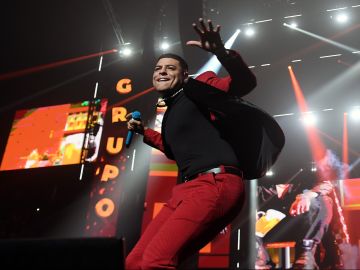 Eduin Caz desatado con Karol G y usando peluca azul en el Bichota Tour Reloaded en México