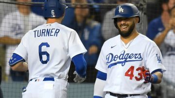 Edwin Rios y Trea Turner celebran carrera de los Dodgers.