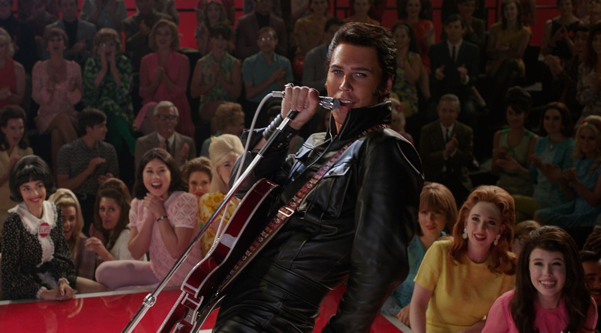 Austin Butler como Elvis Presley en un momento de la película.
