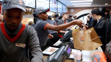 Empleado de Burger King recibirá 80 mil dólares en donaciones