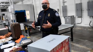Encuentran 23 libras de cocaína escondidas en la silla de ruedas de un hispano en aeropuerto de Carolina del Norte