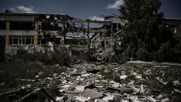 Estudiantes ucranianos celebran baile de graduación en escuela secundaria bombardeada y en ruinas