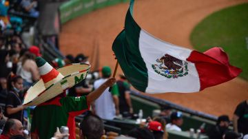 Fanático Mexicano liga a su equipo en la Serie del Caribe.