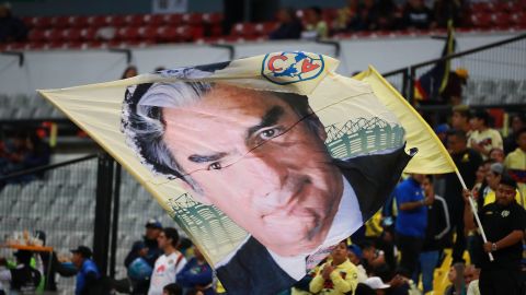 Fans del América con una bandera de Emilio Azcárraga.