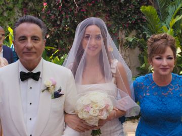 Una escena de Father of the Bride con Andy García, Adria Arjona y Gloria Estefan.