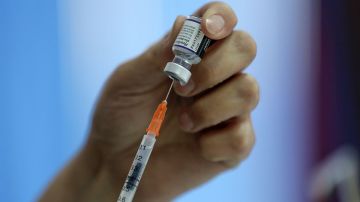 Las vacunas para Covid autorizadas para los bebés a partir de los seis meses es la Moderna y Pfizer. (Getty Images)