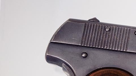 El estudiante le presumió a toda su clase el arma de fuego