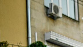 Miembros de la comunidad se reunieron en el ayuntamiento de Berkley para exigir la renuncia del concejal.