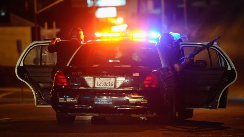 Detiene a hombre por amenazas de bomba y de tiroteo en escuelas de Los Ángeles