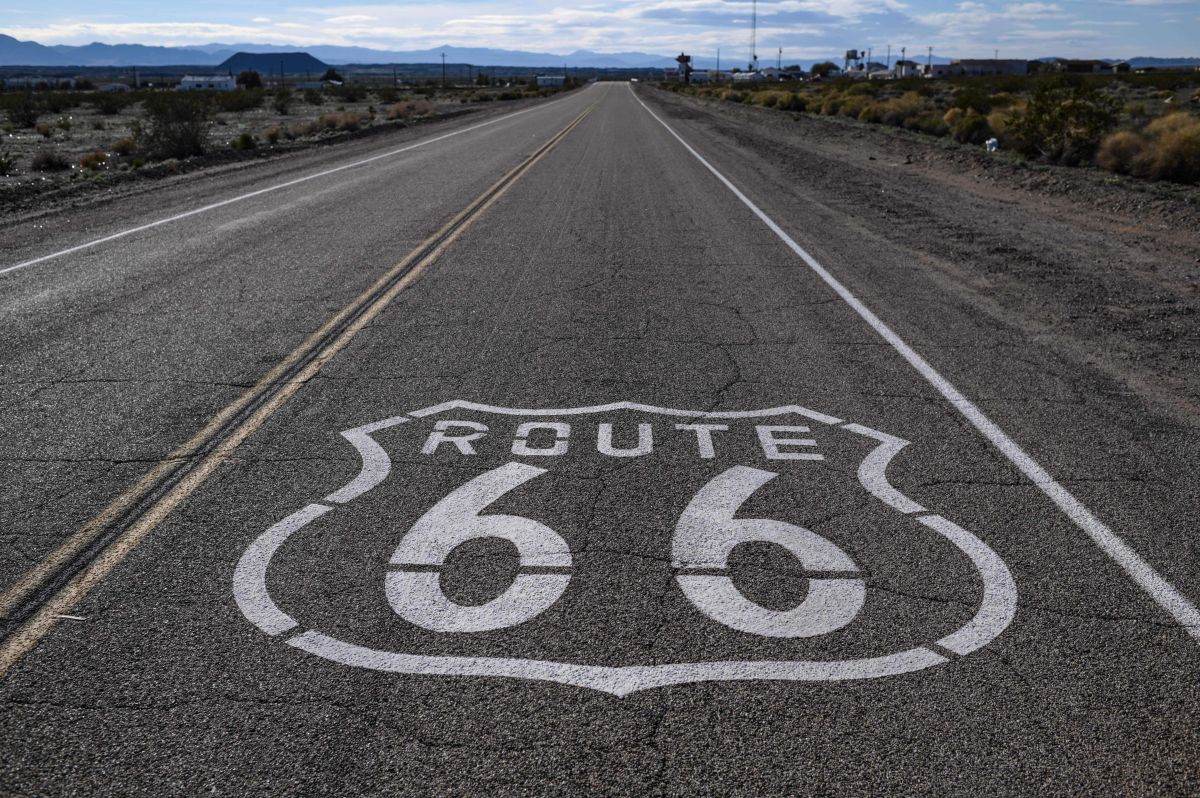 Un letrero de "Ruta 66" está pintado en el asfalto cerca de Amboy en el desierto de Mojave en California el 27 de febrero de 2019.