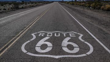 Un letrero de "Ruta 66" está pintado en el asfalto cerca de Amboy en el desierto de Mojave en California el 27 de febrero de 2019.