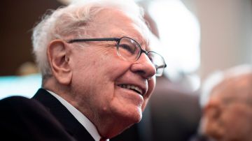 Una persona paga $19 millones de dólares en subasta para almorzar con Warren Buffett