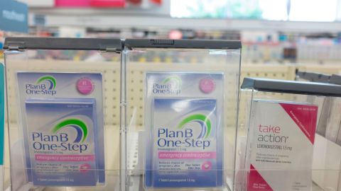 Varias cadenas de farmacias limitaron la venta de anticonceptivos "Plan B" tras fallo contra Roe vs. Wade.