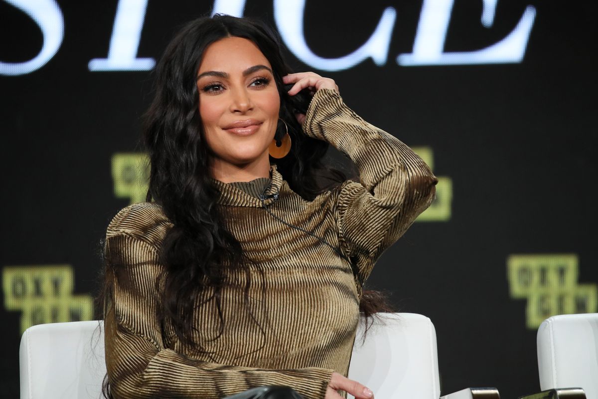 Kim Kardashian en el escenario de el 2020 Winter TCA Tour.