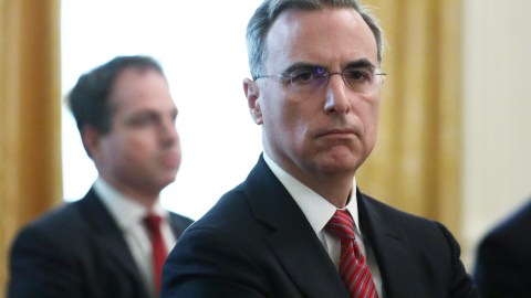 Pat Cipollone (d) fue asesor legal de la Casa Blanca en el gobierno de Donald Trump.