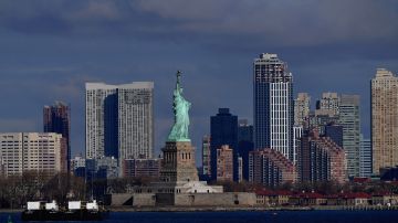 La Estatua de la Libertad se ve desde el ferry de Staten Island el 4 de enero de 2021 en la ciudad de Nueva York.
