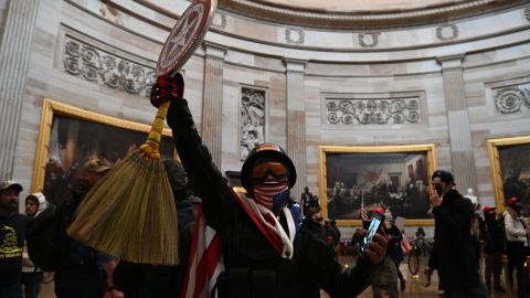 Médico antivacunas es condenado a prisión por estar involucrado en el asalto al Capitolio
