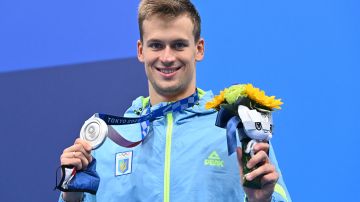 Mykhailo Romanchuk luce su medalla de plata obtenida en los 1500 metros estilo libre en Tokio 2020.