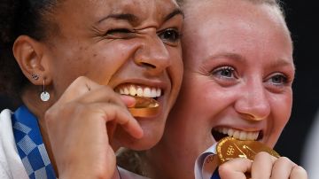 (L-R) USA's Haleigh Washington and Jordyn Poulter pose with their gold medals during the women's volleyball victory ceremony during the Tokyo 2020 Olympic Games at Ariake Arena in Tokyo on August 8, 2021. (Photo by Yuri Cortez / AFP) (Photo by YURI CORTEZ/AFP via Getty Images)