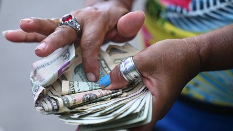 Mujer en California encuentra $36,000 dólares escondidos dentro de un sofá que obtuvo gratis en internet