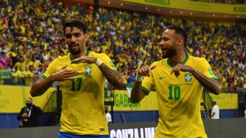 Lucas Paquetá y Neymar en festejo de gol.