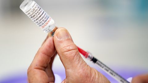 Grupo asesor de la FDA aprueba la vacuna de Novavax contra el COVID-19