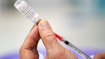 Grupo asesor de la FDA aprueba la vacuna de Novavax contra el COVID-19