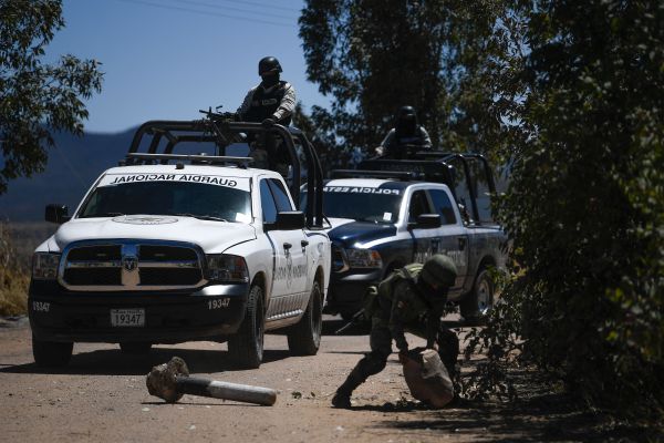 Video Policías Y Narcos Protagonizan Tiroteo En México Hay 10 Muertos La Opinión