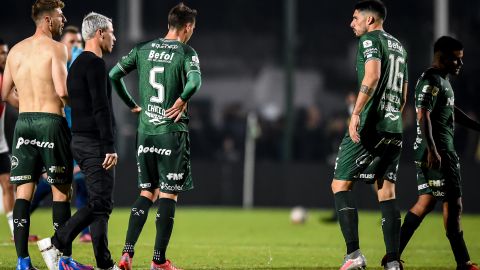 El jugador se fue entre lágrimas de la cancha ante los insultos.