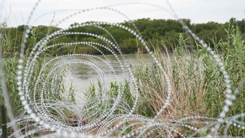 Las autoridades en Texas han encontrado varios cadáveres de inmigrantes en áreas remotas.