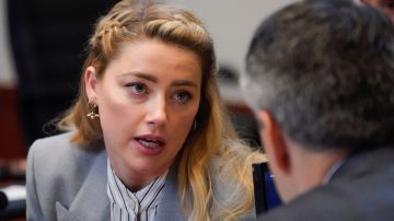 Amber Heard hablando con su equipo legal como llegaban a una de las sesiones de su juicio por difamación en la corte en el condado de Fairfax, Virginia.