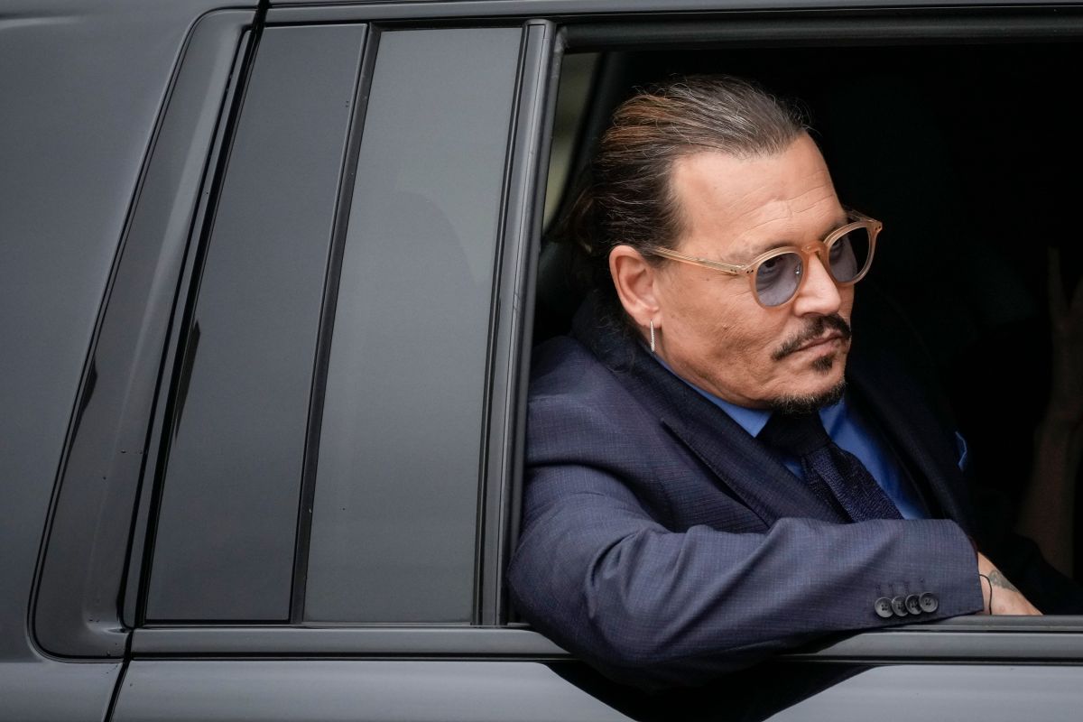 Johnny Depp dejando el palacio de justicia del condado de Fairfax, Virginia.