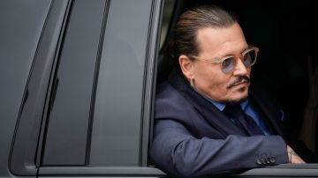 Johnny Depp dejando el palacio de justicia del condado de Fairfax, Virginia.