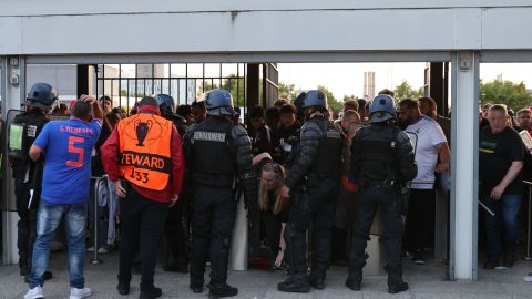 La Policía de Francia admitió que usar el gas lacrimógeno durante la revuelta en París fue un error.