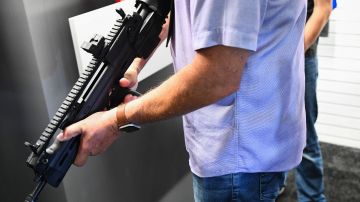 Senadores revelan borrador sobre ley contra violencia armada; la primera legislación importante sobre armas en casi 30 años